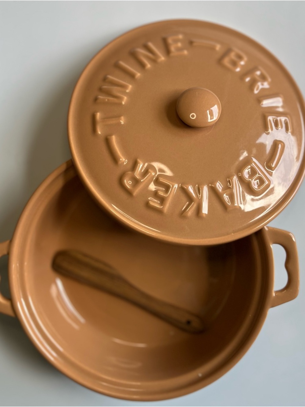 Brie Baker - Twine Ceramic Brie Baker w Lid & Wooden Spreader - Picture 7 of 9